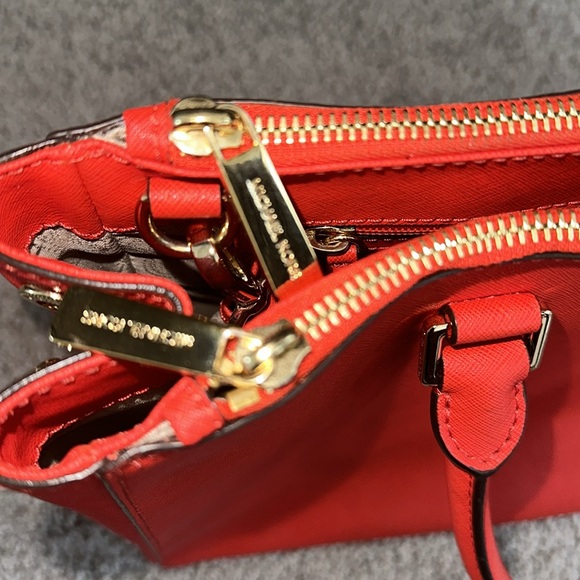 Beautiful well maintained Michael Kors handbag with strap - Picture 10 of 12